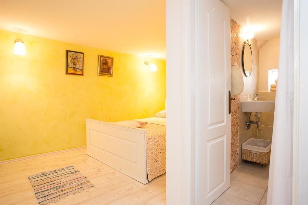 Holiday Home Smokovec Vrbnik Exterior foto